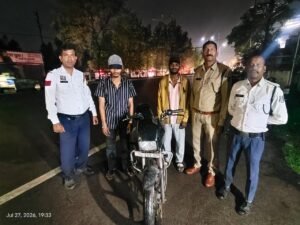 रायपुर यातायात पुलिस की बड़ी कार्रवाई: चेकिंग और पेट्रोलिंग के दौरान बरामद कीं दो चोरी की बाइक, एक आरोपी गिरफ्तार 0dbb1d02 2002 42e9 bed3 87914a01ff62