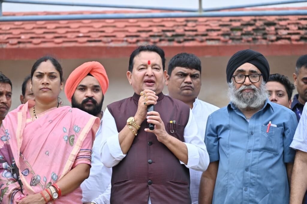 बसना विधायक डॉ. संपत अग्रवाल की अगुवाई में सांकरा में निकली भव्य तिरंगा यात्रा, देशभक्ति के रंगों में रंगा क्षेत्र 1 1493b430 9c19 41df 8650 097c45cfd1ee