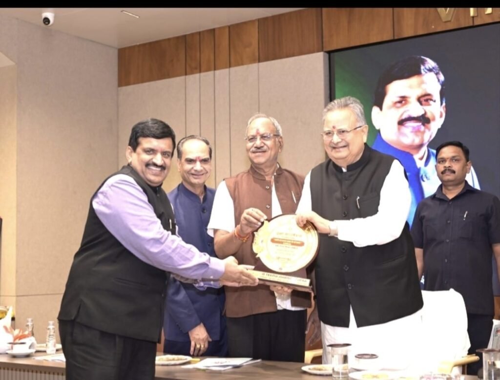 वरिष्ठ नेत्र विशेषज्ञ एवं समाजसेवी डॉ. दिनेश मिश्र को लाइफ टाइम अचीवमेंट अवार्ड से किया गया सम्मानित 1 1ba9d4a6 17e8 4867 9cc3 a45d26433a07