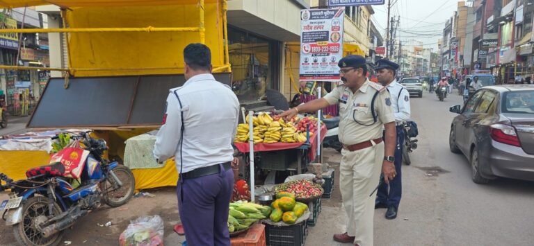 त्योहारों से पहले अलर्ट धमतरी पुलिस: एसपी भावना पांडेय के निर्देश पर बाजार में उतरी यातायात टीम, फुटपाथ से हटवाया अतिक्रमण 26ee578c 13ae 410f a2d7 0bd40791e01e