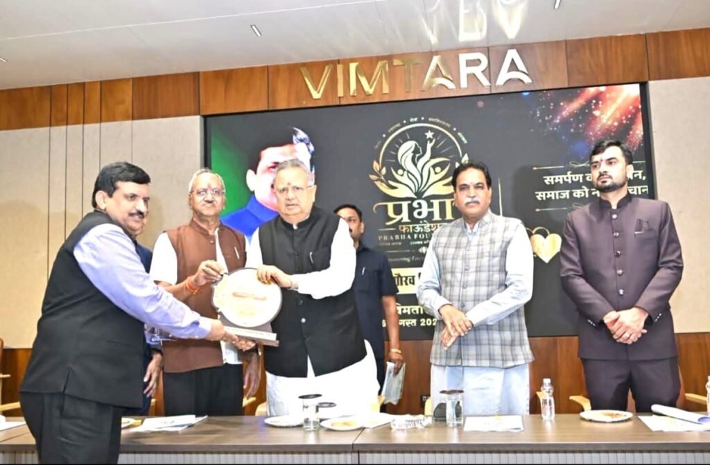 वरिष्ठ नेत्र विशेषज्ञ एवं समाजसेवी डॉ. दिनेश मिश्र को लाइफ टाइम अचीवमेंट अवार्ड से किया गया सम्मानित 2 2c31a962 b0a1 4205 9313 0592be83ece0