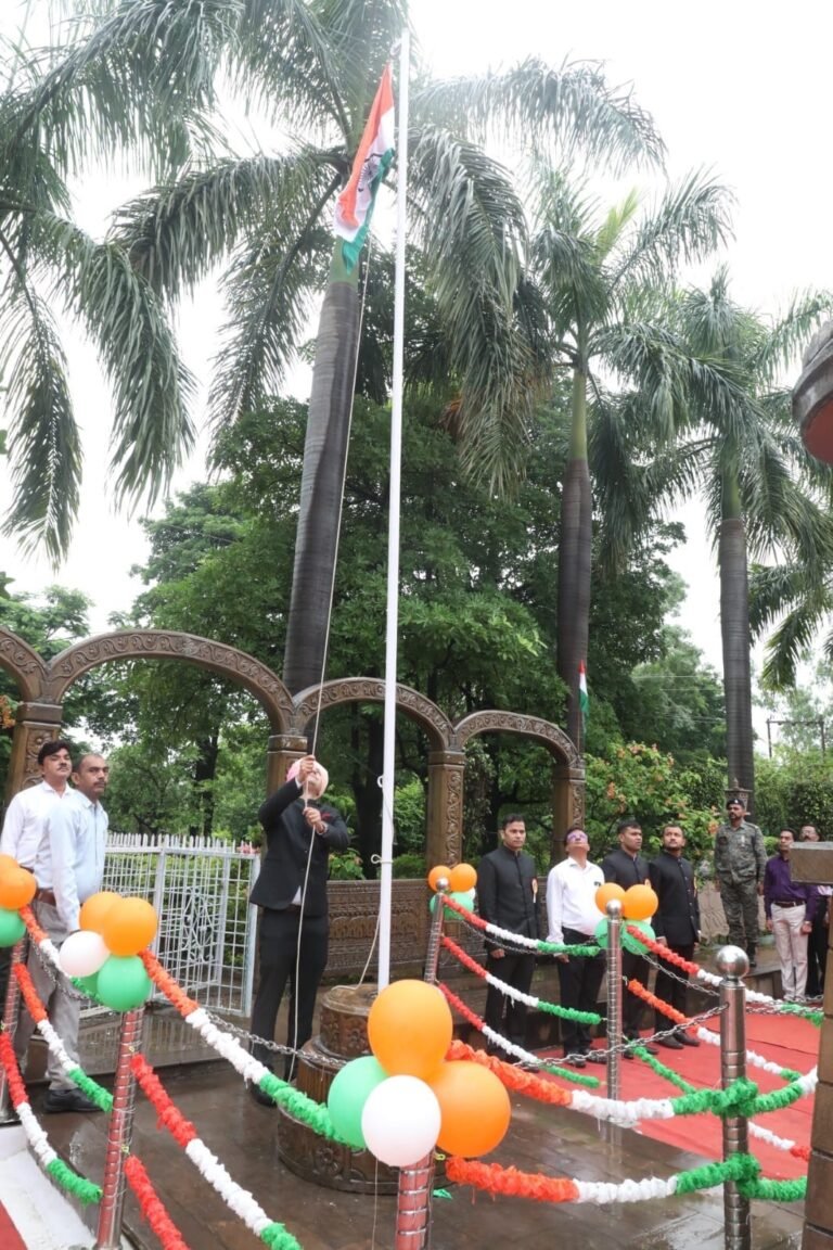 कलेक्टर श्री तिवारी ने किया निज निवास और कलेक्ट्रेट में ध्वजारोहण 334aa6b8 71ac 4cba 8f30 c3bd536c79d8