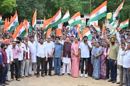 बसना विधायक डॉ. संपत अग्रवाल की अगुवाई में सांकरा में निकली भव्य तिरंगा यात्रा, देशभक्ति के रंगों में रंगा क्षेत्र 4697bf4a ae66 4af5 8dea 5283bd7f6d39