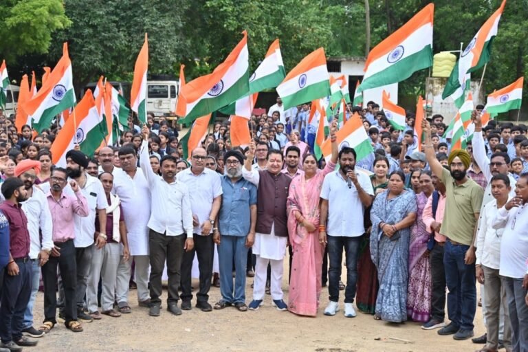बसना विधायक डॉ. संपत अग्रवाल की अगुवाई में सांकरा में निकली भव्य तिरंगा यात्रा, देशभक्ति के रंगों में रंगा क्षेत्र 4697bf4a ae66 4af5 8dea 5283bd7f6d39