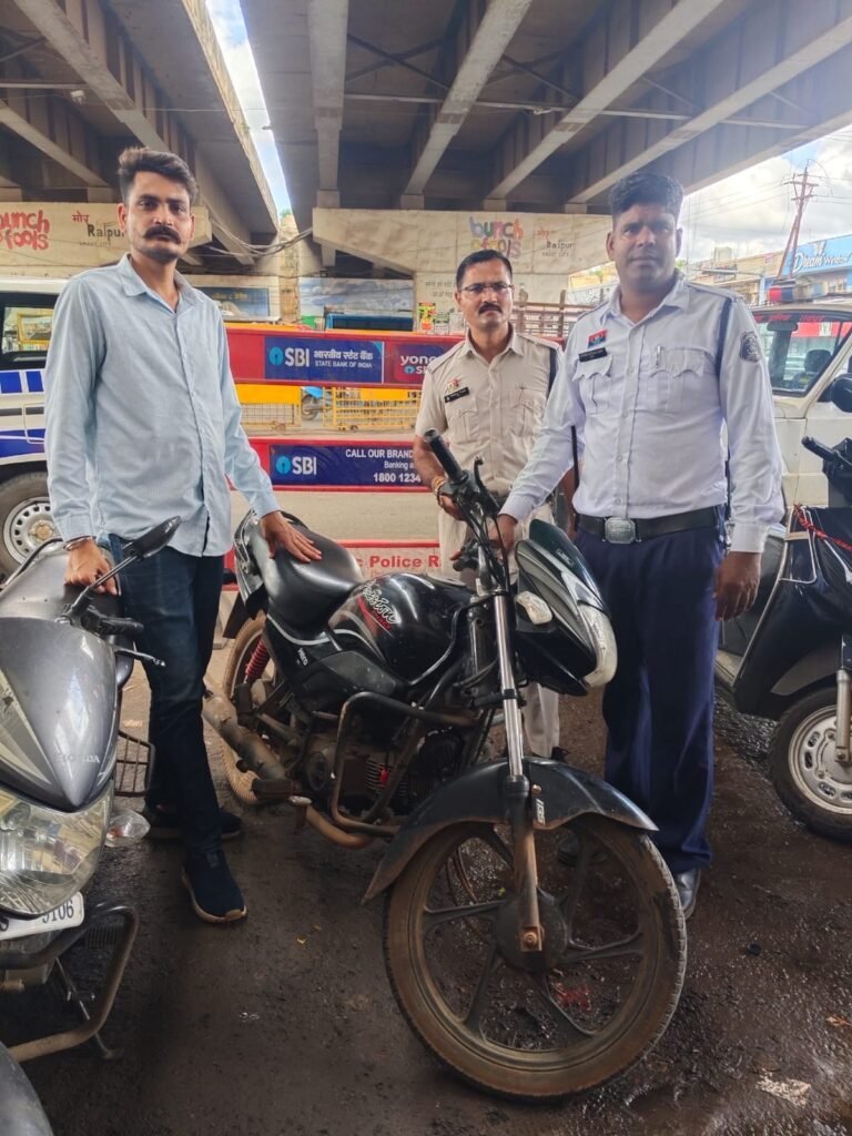 रायपुर यातायात पुलिस की बड़ी कार्रवाई: चेकिंग और पेट्रोलिंग के दौरान बरामद कीं दो चोरी की बाइक, एक आरोपी गिरफ्तार 2 5574c43e 09c7 4f66 9be4 512e3699f40f