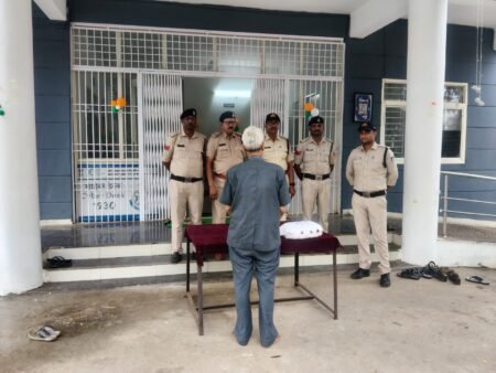 बरही पुलिस की बड़ी कार्रवाई: 2 किलो 258 ग्राम गांजा बरामद, 70 वर्षीय आरोपी गिरफ्तार 66ee1c1e a927 43b6 8724 53768f392620