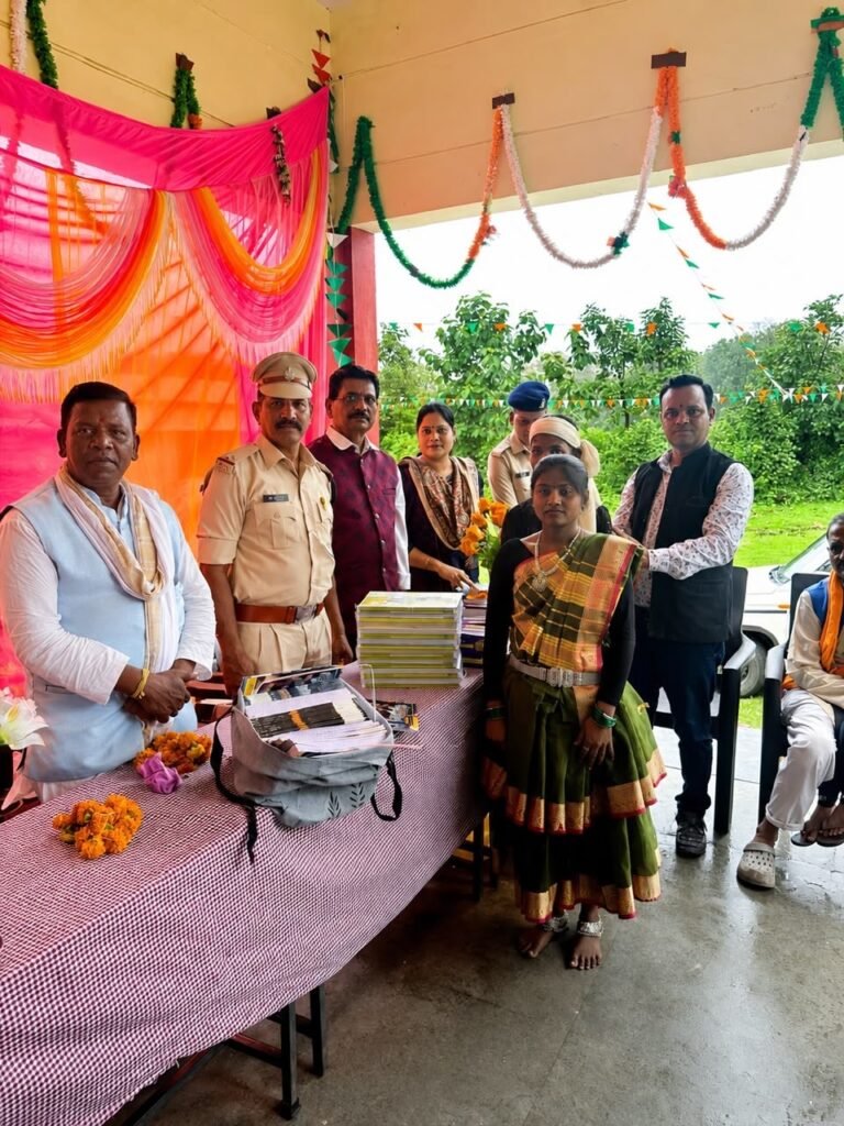 संभागीय परिवहन उड़नदस्ता, जबलपुर द्वारा स्वतंत्रता दिवस के अवसर पर मंडला जिले के उदयपुर कस्बे के विद्यालयों में विद्यार्थियों को शैक्षणिक सामग्री का वितरण सरपंच - उपसरपंच साहित जनप्रतिनिधि और गणमान्य जन उपस्थित रहे । 1 6829b671 4ad7 4adf bd3d 9a327b06133d