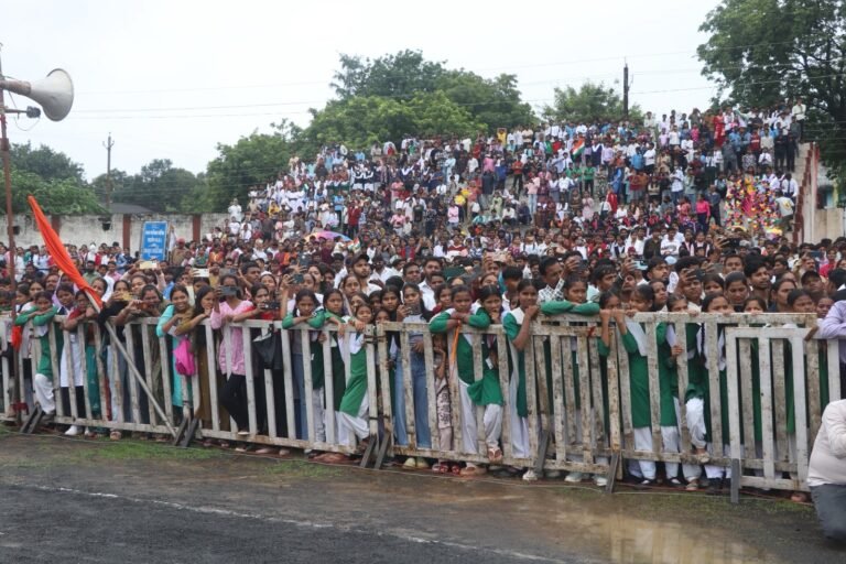 शहडोल में 80वें स्वतंत्रता दिवस का भव्य समारोह: महात्मा गांधी स्टेडियम में कलेक्टर पार्थ जायसवाल ने फहराया तिरंगा, गिनाईं जिले की विकास उपलब्धियां 70fadca1 a834 42af 944f b12711e93b48