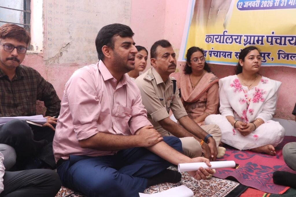 संवेदनशीलता की अनूठी मिसाल: ज़मीन पर बैठकर ग्रामीणों के बीच पहुँचे नवागत कलेक्टर पार्थ जायसवाल, धुरवार में चौपाल लगाकर सुनीं समस्याएँ 2 78f69684 2f49 456a b65a 883b9a35d341
