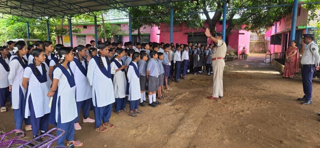नशामुक्त और सुरक्षित समाज के लिए धमतरी पुलिस का विशेष अभियान: कुरमा तराई हाईस्कूल में छात्र-छात्राओं को किया जागरूक 2 7e29a8bd 2878 437c 96ba 916ac9874580