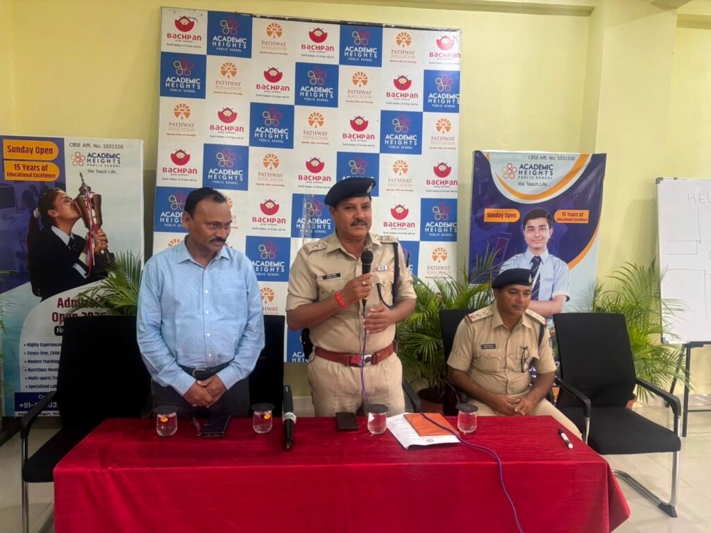 बच्चों को सिखाए सड़क सुरक्षा के पाठ, ट्रैफिक पुलिस का जागरूकता अभियान लगातार जारी 1 97a154e9 f43b 403d b302 64b1c7944599 1