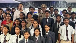संवाद से समाधान: रायपुर पब्लिक स्कूल में डीसीपी दीपमाला कश्यप ने साइबर व महिला सुरक्षा पर विद्यार्थियों को किया जागरूक 9ef0f977 edc0 4161 bbc1 ff64f7e85b3a