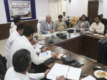 चार पहिया वाहन में सीट बेल्ट और दो पहिया वाहन चालक हेलमेट लगाये WhatsApp Image 2026 08 01 at 13.17.10
