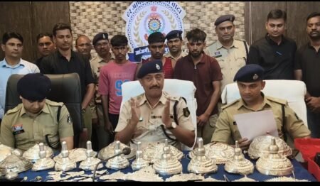 बड़ी कार्रवाई: जांजगीर-चांपा में 3 प्रसिद्ध मंदिरों का ताला तोड़कर 16.60 लाख की चोरी करने वाले गिरोह का 48 घंटे में पर्दाफाश WhatsApp Image 2026 08 05 at 16.49.14