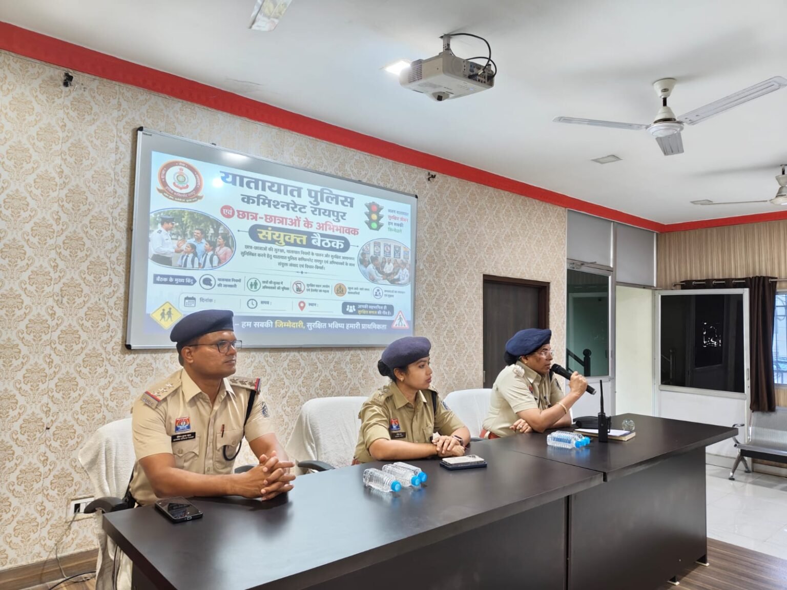 रायपुर में नाबालिग वाहन चालकों और स्कूल ऑटो पर यातायात पुलिस का शिकंजा, 340 पर कार्रवाई WhatsApp Image 2026 08 07 at 15.19.17