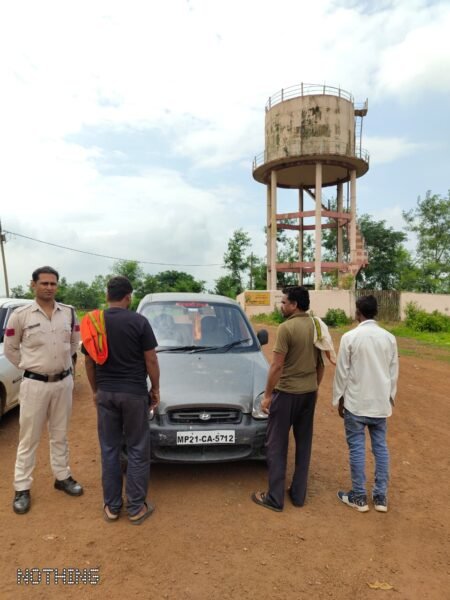 कार में बैठकर शराब पीने वालों पर निवार पुलिस की कार्रवाई WhatsApp Image 2026 08 07 at 17.33.28
