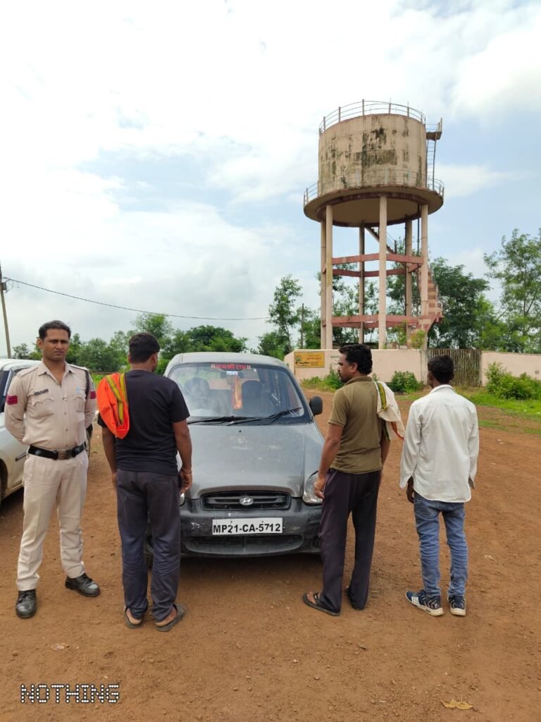 कार में बैठकर शराब पीने वालों पर निवार पुलिस की कार्रवाई WhatsApp Image 2026 08 07 at 17.33.28