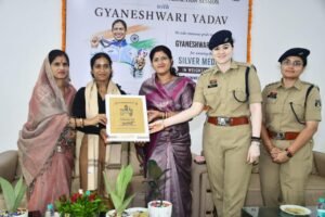 कॉमनवेल्थ मेडलिस्ट एएसआई ज्ञानेश्वरी यादव का राजनांदगांव में भव्य सम्मान, छात्राओं को दिया सफलता का मंत्र WhatsApp Image 2026 08 07 at 19.39.04