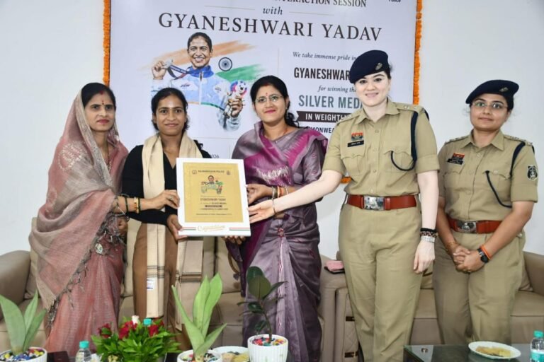 कॉमनवेल्थ मेडलिस्ट एएसआई ज्ञानेश्वरी यादव का राजनांदगांव में भव्य सम्मान, छात्राओं को दिया सफलता का मंत्र WhatsApp Image 2026 08 07 at 19.39.04