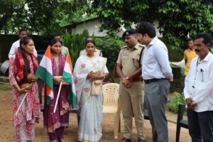 हर घर तिरंगा: बीजापुर में कलेक्टर व SP ने शहीद सोढ़ी नारायण के परिजनों से की मुलाकात, तिरंगा भेंट कर अभियान का शुभारंभ WhatsApp Image 2026 08 07 at 20.09.57