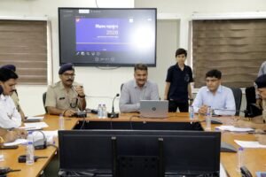 सिंहस्थ महाकुंभ-2028 की सुरक्षा तैयारियों की उच्च स्तरीय समीक्षा, ADG श्री राकेश गुप्ता एवं DIG श्री नवनीत भसीन एवं पुलिस अधीक्षक उज्जैन ने AI आधारित सुरक्षा, भीड़ नियंत्रण एवं यातायात प्रबंधन की कार्ययोजना का किया विस्तृत परीक्षण। WhatsApp Image 2026 08 08 at 12.19.26 2