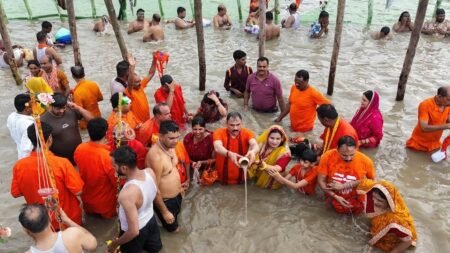 सावन में स्वास्थ्य मंत्री श्री श्याम बिहारी जायसवाल ने देवघर व बासुकिनाथ में किया जलाभिषेक, मांगी प्रदेशवासियों की सुख-समृद्धि WhatsApp Image 2026 08 10 at 7.16.30 PM 1