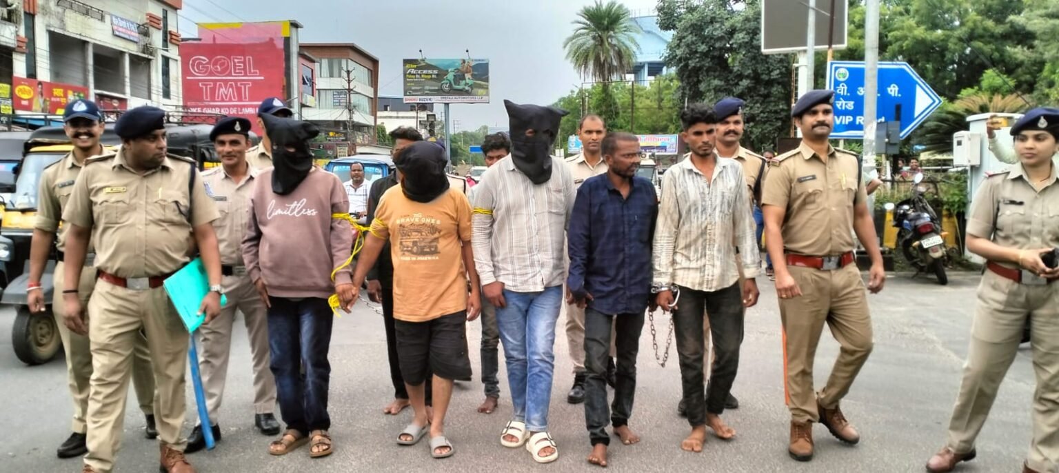 छिंदवाड़ा देहात थाना: हनीट्रैप गिरोह का पुलिस ने किया पर्दाफाश,दो महिलाओं समेत पांच गिरफ्तार WhatsApp Image 2026 08 10 at 7.20.06 PM