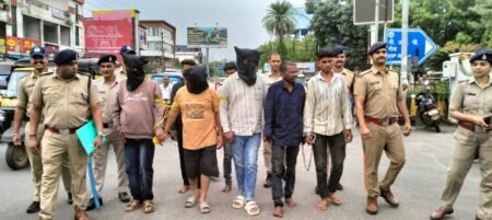 छिंदवाड़ा देहात थाना: हनीट्रैप गिरोह का पुलिस ने किया पर्दाफाश,दो महिलाओं समेत पांच गिरफ्तार WhatsApp Image 2026 08 10 at 7.20.06 PM