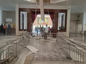 जामसांवली मंदिर : छत से गिरी POP, बचे श्रद्धालु, निर्माण कार्य की गुणवत्ता/सुरक्षा व्यवस्था को लेकर उठे सवाल WhatsApp Image 2026 08 11 at 17.39.52