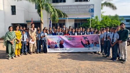 साइंस ऑन व्हील्स ने खोले विज्ञान की दुनिया के द्वार, प्रयोगों से विद्यार्थियों ने समझी आधुनिक तकनीक WhatsApp Image 2026 08 12 at 17.43.12 1