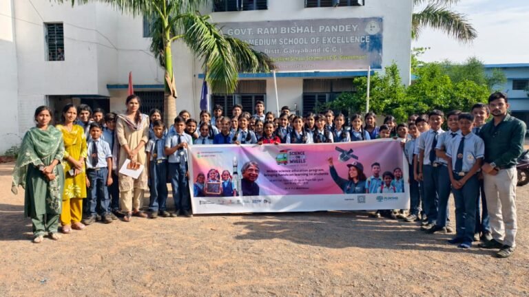 साइंस ऑन व्हील्स ने खोले विज्ञान की दुनिया के द्वार, प्रयोगों से विद्यार्थियों ने समझी आधुनिक तकनीक WhatsApp Image 2026 08 12 at 17.43.12 1