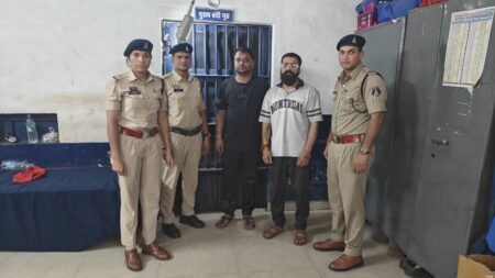 नकली सिगरेट के बड़े कारोबार का भांडाफोड़: दुर्ग में 2.07 लाख की 18 हजार नकली ‘गोल्ड फ्लेक’ जब्त, दो गिरफ्तार WhatsApp Image 2026 08 12 at 18.21.45