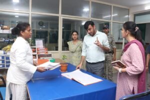 कलेक्टर पार्थ जायसवाल की कड़क कार्यशैली से जिला चिकित्सालय में सुधरेगी व्यवस्था, मरीजों ने दूरभाष पर सराही त्वरित सेवाएं WhatsApp Image 2026 08 12 at 8.00.54 PM