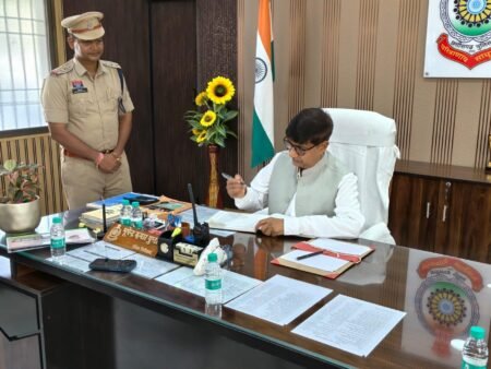 वर्दी की ड्यूटी के साथ सेहत और शिक्षा की भी फिक्र: बिलासपुर पुलिस की अनोखी पहल WhatsApp Image 2026 08 13 at 08.45.33 1