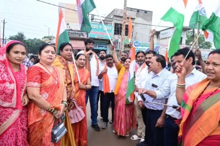 स्वतंत्रता दिवस पर गरियाबंद में गूंजा राष्ट्रभक्ति का जयघोष WhatsApp Image 2026 08 14 at 19.09.52