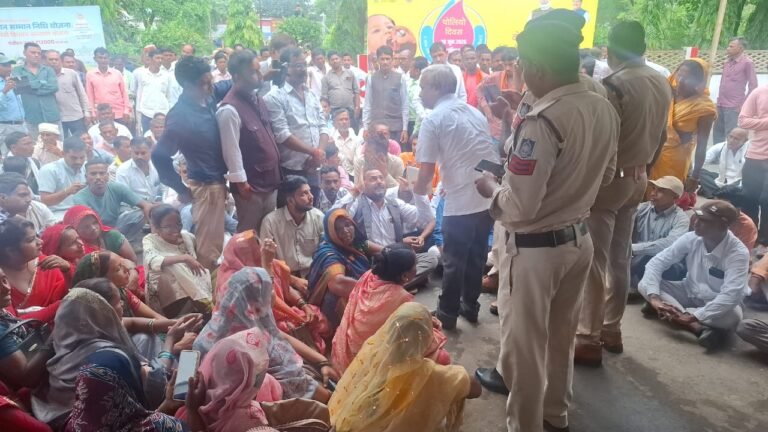 सोहागपुर में ‘पंच सम्मेलन’ का बहिष्कार कर धरने पर बैठे जनप्रतिनिधि, कलेक्टर पार्थ जायसवाल की त्वरित संवेदनशीलता और कार्रवाई के आश्वासन पर शांत हुआ आक्रोश WhatsApp Image 2026 08 17 at 21.01.25