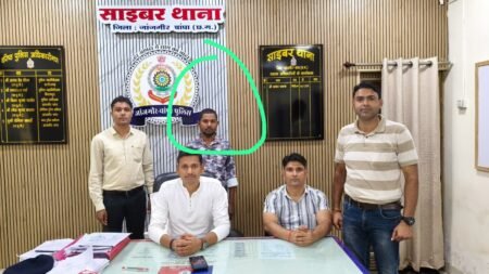 जांजगीर-चांपा पुलिस को शादी के नाम पर साइबर ठगी करने वाले दो शातिर आरोपियों के खिलाफ बड़ी सफलता मिली है। पुलिस ने आरोपी लक्ष्मीनारायण उर्फ लाला साहू (26) और सोनू साहू (20) को गिरफ्तार कर न्यायिक रिमांड पर भेज दिया है। WhatsApp Image 2026 08 17 at 8.17.19 PM 1