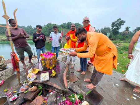 भक्ति और उत्साह के साथ संपन्न हुई विशाल कांवड़ यात्रा, गिलऊआ ताल वाले भोलेनाथ का हुआ भव्य अभिषेक WhatsApp Image 2026 08 18 at 11.19.17