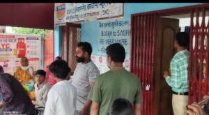 तान्या इंडेन एजेंसी की अव्यवस्था से उपभोक्ता परेशान, तीन घंटे इंतजार के बाद बारिश में एक किमी दूर गोदाम से लाना पड़ा सिलेंडर WhatsApp Image 2026 08 22 at 19.00.13