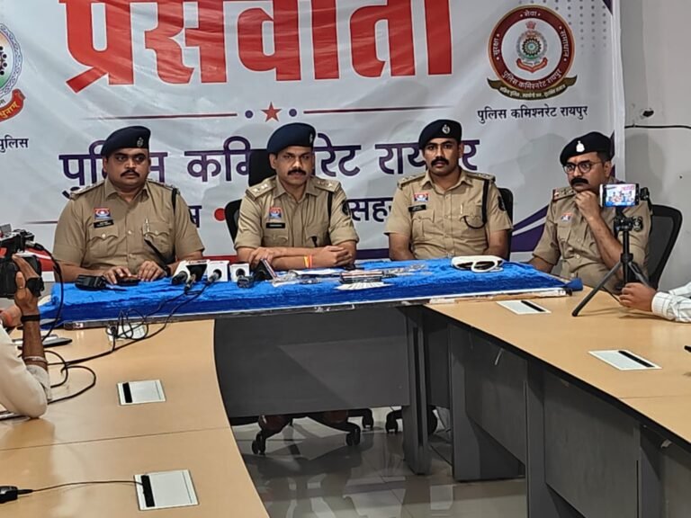 रायपुर: रक्षाबंधन से पहले पुलिस की बड़ी कार्रवाई, गिरोह की 2 महिलाएं गिरफ्तार, 12 लाख के जेवर जप्त WhatsApp Image 2026 08 24 at 19.58.19