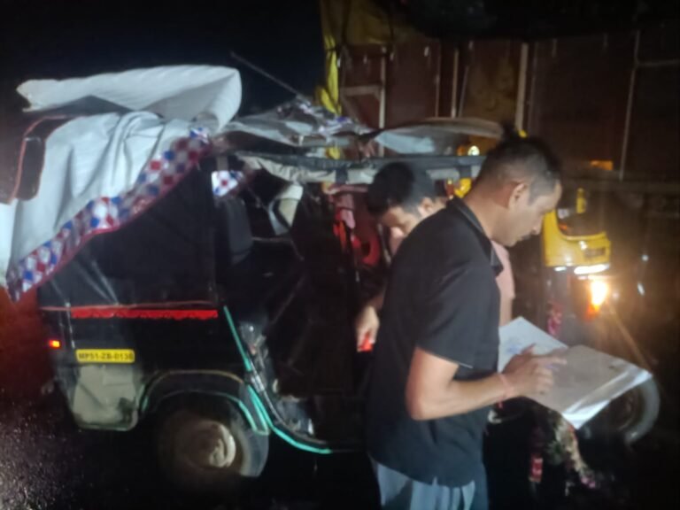 तेज रफ़्तार से ऑटो जा घुसा 14चक्का ट्रक के पीछे WhatsApp Image 2026 08 28 at 00.19.14