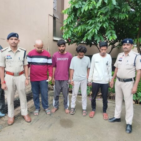 पुरानी रंजिश में दो पक्ष भिड़े, धारदार हथियार से हमला; 4 आरोपी गिरफ्तार WhatsApp Image 2026 08 30 at 09.55.49 1