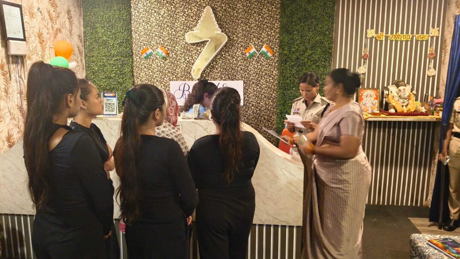 रायपुर में 30 स्पा सेंटरों पर एक साथ पुलिस की जांच, 2 जगह मिली आपत्तिजनक वस्तुएं WhatsApp Image 2026 08 30 at 10.01.11