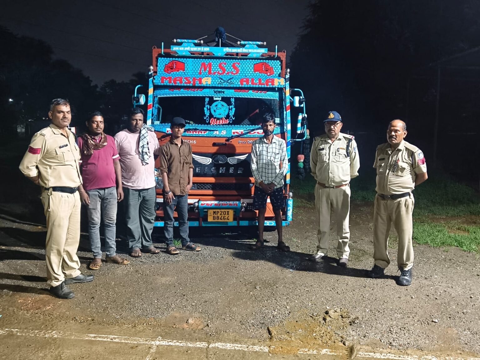 158 नग बकरा-बकरी को क्रूरतापूर्वक एवं अवैध रूप से परिवहन करते कुठला पुलिस ने 4 व्यक्ति पकड़े, ट्रक जप्त a5f4d57e bf3c 4365 b89f 3debea096007