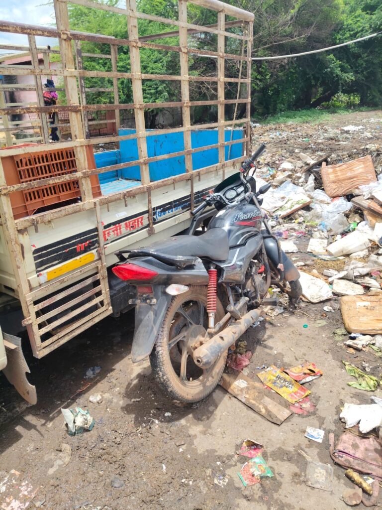 रायपुर यातायात पुलिस की बड़ी कार्रवाई: चेकिंग और पेट्रोलिंग के दौरान बरामद कीं दो चोरी की बाइक, एक आरोपी गिरफ्तार 1 ae94b605 67a3 4173 b49e e02bfa9eee62