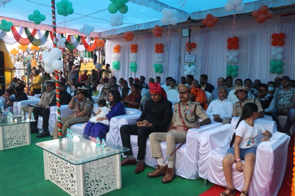 शहडोल में 80वें स्वतंत्रता दिवस का भव्य समारोह: महात्मा गांधी स्टेडियम में कलेक्टर पार्थ जायसवाल ने फहराया तिरंगा, गिनाईं जिले की विकास उपलब्धियां 3 b7affbdc d24a 44cf 8311 443470d02353
