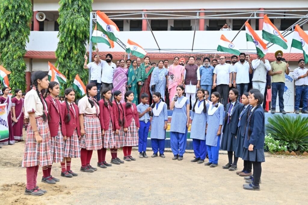 बसना विधायक डॉ. संपत अग्रवाल की अगुवाई में सांकरा में निकली भव्य तिरंगा यात्रा, देशभक्ति के रंगों में रंगा क्षेत्र 2 cbb51540 b337 4239 b271 af8305042323
