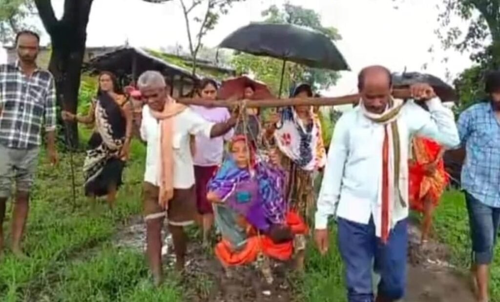 विकास के दावों के बीच खटिया बनी ‘एंबुलेंस’, बीमार बुजुर्ग को कई किमी पैदल लेकर चले ग्रामीण 1 d2797d76 be48 4dbe b88e 1c759abe3563