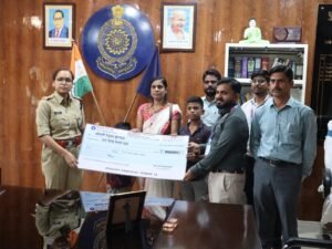 कर्तव्यनिष्ठ आरक्षक के परिजनों को संबल: पुलिस अधीक्षक रत्ना सिंह ने सौंपा 10 लाख रुपए का चेक d638d924 ea13 4150 9afb 950f6ce57547