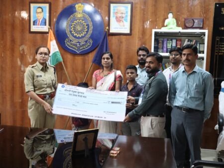 कर्तव्यनिष्ठ आरक्षक के परिजनों को संबल: पुलिस अधीक्षक रत्ना सिंह ने सौंपा 10 लाख रुपए का चेक d638d924 ea13 4150 9afb 950f6ce57547